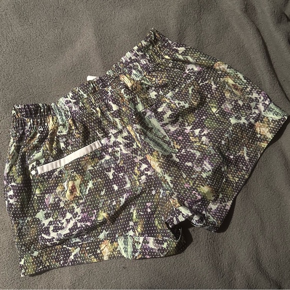 Lululemon Spring Breakaway Cuffed Short - Picture 3 of 5